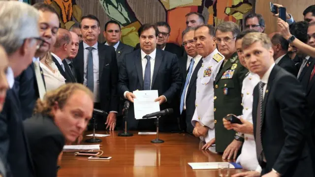 Bolsonaro entrega reforma da Previdência dos militares na Câmara