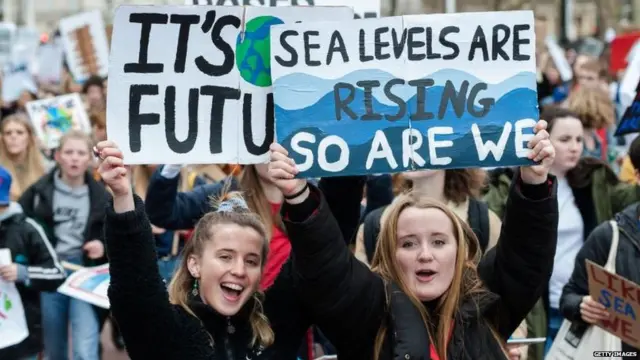 युवा प्रदर्शन करते हुए