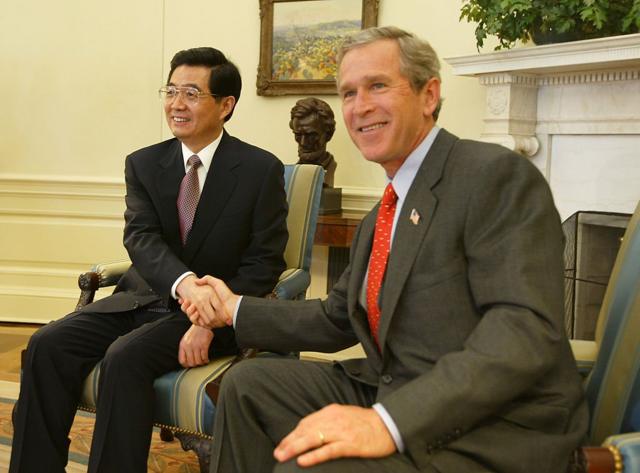 2002年，时任美国总统布什在白宫会见中国领导人胡锦涛。