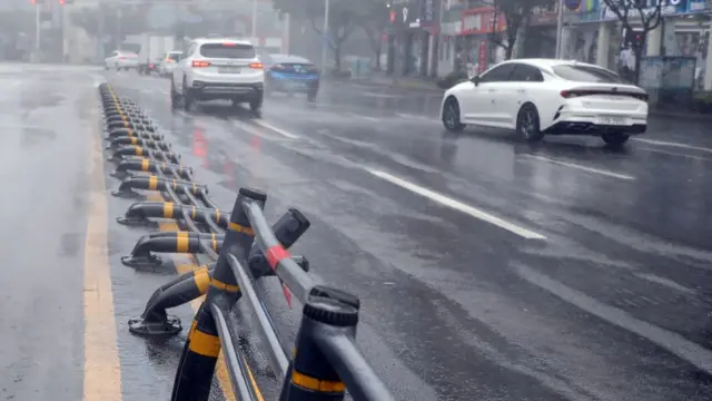 제주시시청 앞 광양사거리 인근 엿가락처럼 휘어버린 중앙분리대