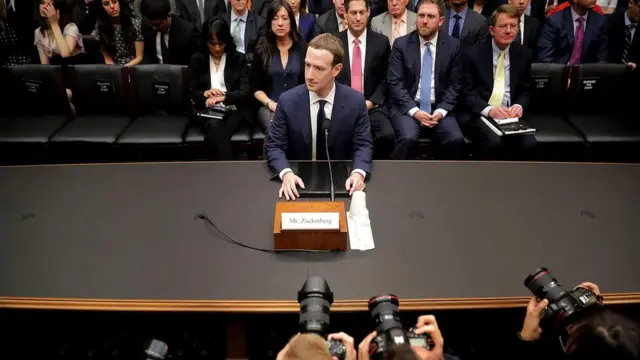 Марк Цукерберг дает показания перед Конгрессом в Вашингтоне. Личные данные 87 млн пользователей "Фейсбука" стали доступны фирме, которую связывали с избирательной кампанией Трампа