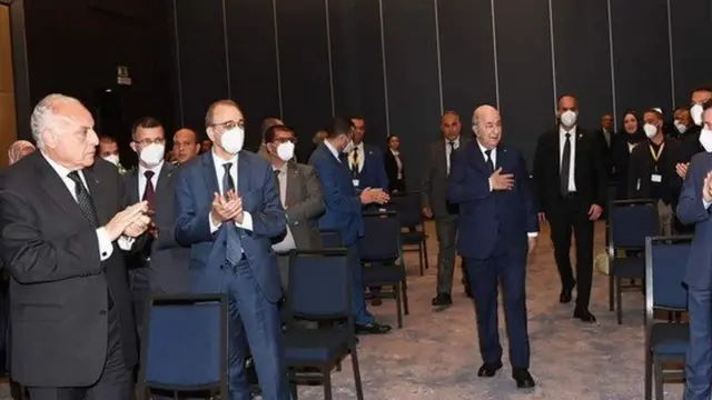 الرئيس الجزائري تبون مع أفراد من الجالية الجزائرية