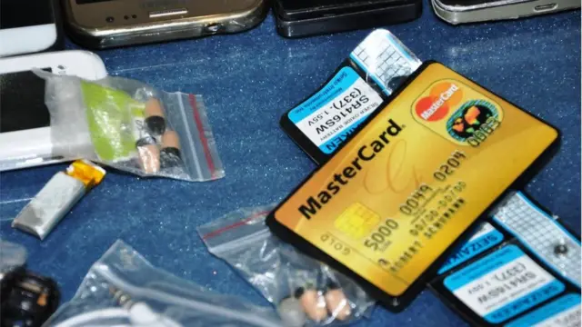 गिरोह के पास से मिला बिना बटन वाला एटीएम जैसा दिखनेवाला मोबाइल फ़ोन