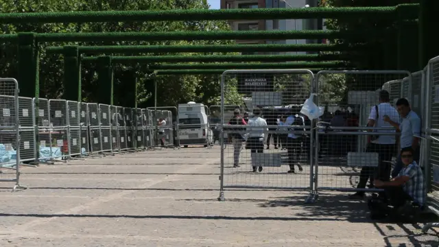 Alanın girişinde yoğun güvenlik önlemleri ve polis bariyerleri vardı