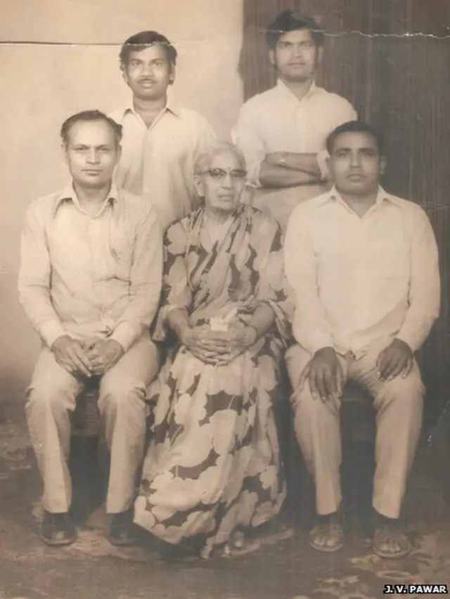 माईसाहेब आंबेडकर यांच्याबरोबर राजा ढाले आणि ज. वि. पवार.