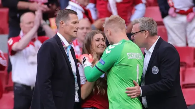 El portero de Dinamarca con la pareja de Eriksen