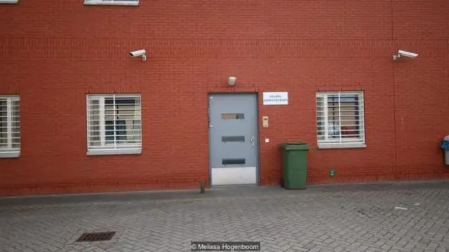 Tanda ini dibaca "pintu masuk bagi tahanan".