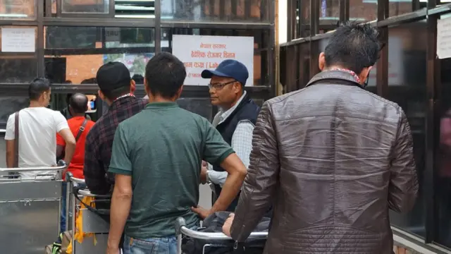 वैदेशिक रोजगारका लागि विमानस्थलमा लाइन