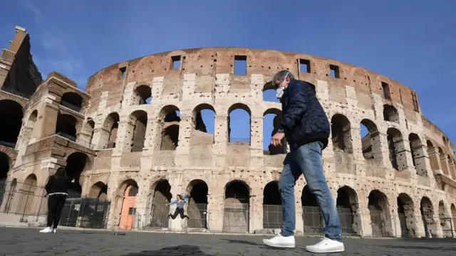 意大利罗马斗兽场外游人稀少