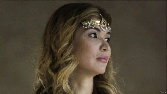 Гүлнара Каримова өзүн кайраттуу кармап, өзүнүн актыгы үчүн күрөшүүгө даяр эле.