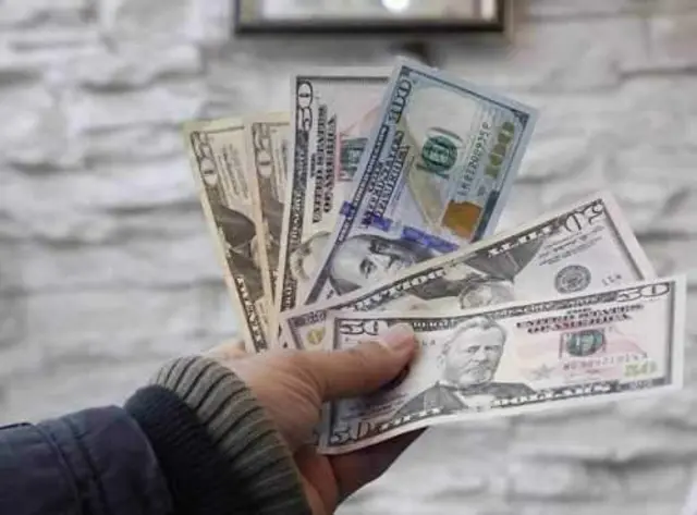 در سال ۹۷ و با افزایش شدید قیمت دلار که تا بیست هزار تومان هم پیش رفت عدهای با دریافت ارز دولتی مستقیما اقدام فروش ارز در بازار آزاد کردند.