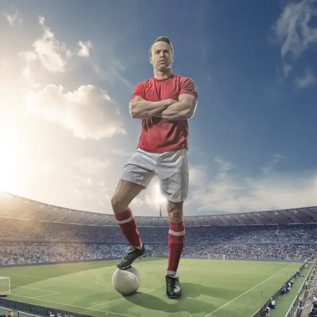 Гигантский футболист на стадионе