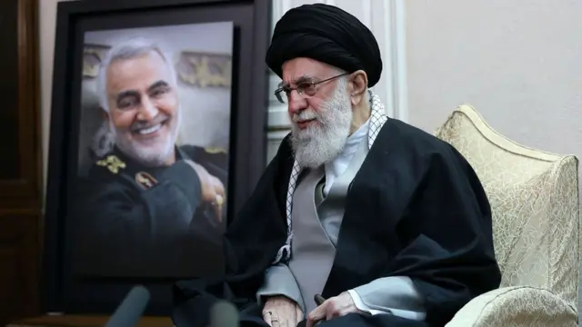 Ayatolá Alí Jamenei en la casa del general Qasem Soleimani