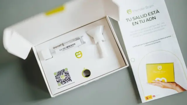 Kit que envía a los usuarios la empresa Mendel Brain para que se tomen una muestra de saliva