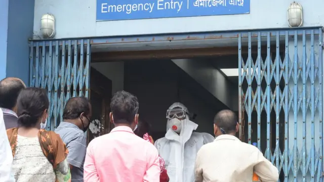 কলকাতার একটি হাসপাতালের বাইরে রোগীর ভিড়
