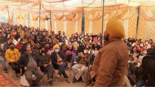 हड़ताल पर बैठे कर्मचारी