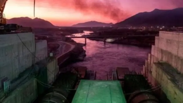 يرى كتّاب أن إثيوبيا تتبع سياسة "الأمر الواقع" في التعامل مع أزمة سد النهضة