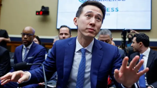 Le directeur général de TikTok, Shou Zi Chew, réagit lors d'une séance de témoignage devant la commission de l'énergie et du commerce de la Chambre des représentants.