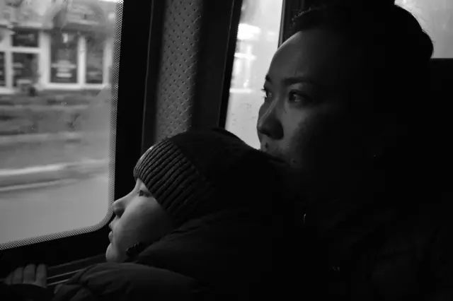 Балоасы менен автобуста бара жаткна келин