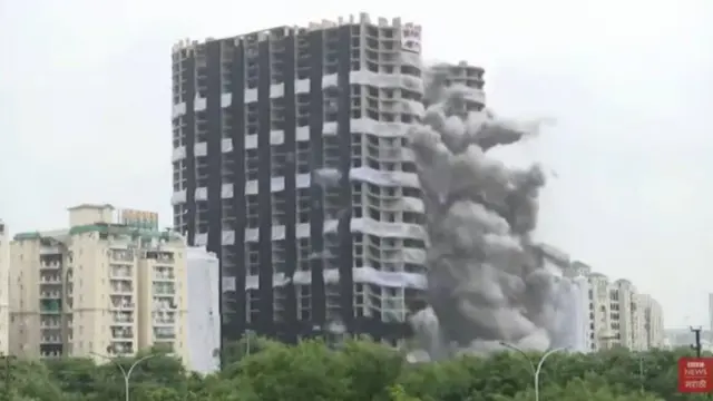 ट्विन टॉवर पाडकाम