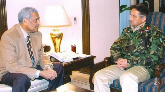 பர்வேஸ் முஷரஃப் உடன் அப்துல் கதீர் கான் (இடது)