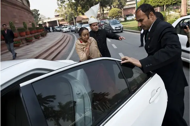 తెలంగాణ బిల్లు ఆమోదం పొందిన తర్వాత పార్లమెంటు భవనం నుంచి బయటకు వెళుతున్న స్పీకర్ మీరాకుమార్