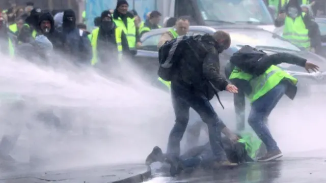 Fransa'da sarı yelekler protestosu