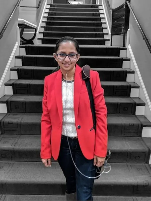 ඇය ඇවිදින්නේ ඔක්සිජන් ටැංකිය සමගය