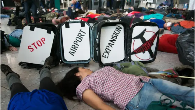 Активисты выступают против расширения Хитроу