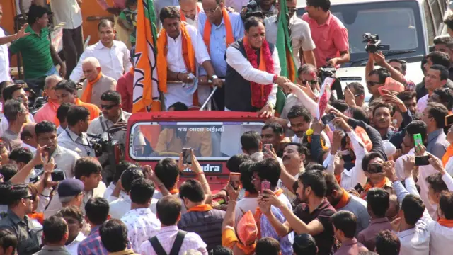 જમાલપુરમાં પ્રચાર કરતા રૂપાણી