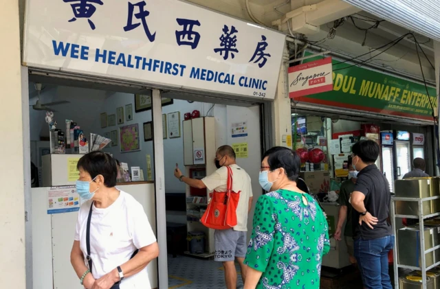 ชาวจีนแผ่นดินใหญ่ในสิงคโปร์ พากันไปฉีดวัคซีนซิโนแวคตามคลินิกเอกชนหลายแห่ง