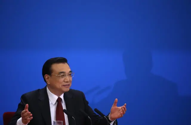 全人代閉幕を受けて記者会見する李首相（16日）