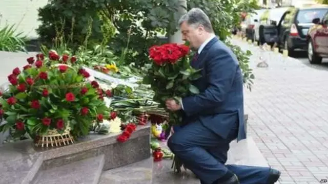 නීස් ප්‍රහාරයට ගොදුරු වූවන් සිහි කර මල් කළඹක් තැන්පත් කරන යුක්රේන ජනාධිපති පෙත්‍රෝ පොරෝශේන්කෝ