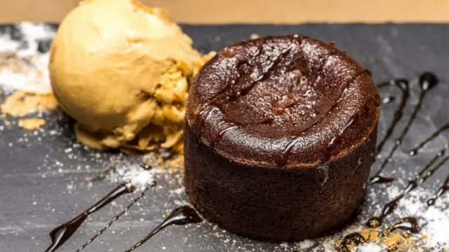 Un postre con helado