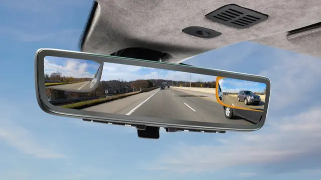 آینه آستون مارتین تصاویر سه دوربین را همزمان به راننده نمایش میدهد