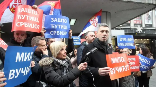 Скуп Двери испред амбасаде Црне Горе у Београду