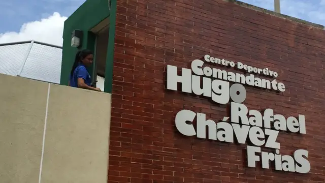Entrada al Centro Deportivo Hugo Rafael Chávez Frías en Managua.