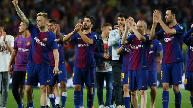 إنييستا وزملاؤه في برشلونة