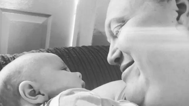 كاتي مع طفلها