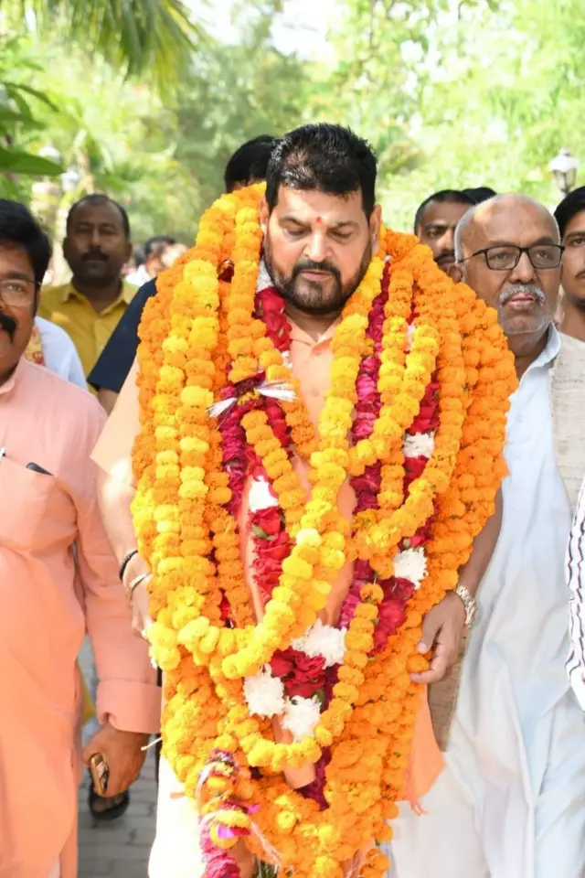 बृजभूषण शरण सिंह सोशल मीडिया पर अक्सर अपना आदर सत्कार होते हुए तस्वीरें शेयर करते हैं 