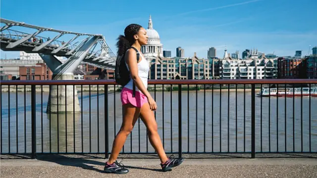 La marche est l'activité la plus naturelle qui soit. Elle est gratuite, praticable durant toute l'année et peut être intégrée à notre vie quotidienne.