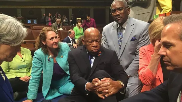 صورة لمعتصمين في الكونغرس منهم لويس