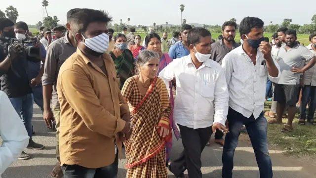 మృతుడు రియల్ ఎస్టేట్ వ్యాపారి ధర్మాకర్ శ్రీనివాస్ బంధువులు