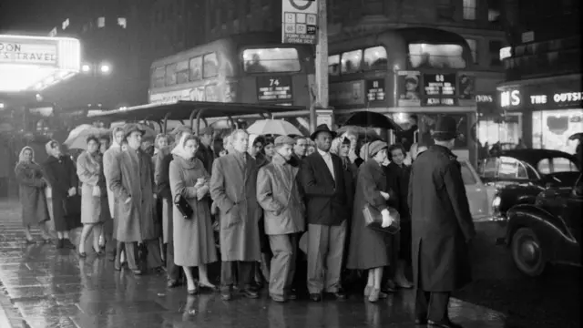 Боб Коллинз "Очередь на автобус" (1960)