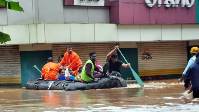 কেরালার বহু শহর এখন পানির নীচে