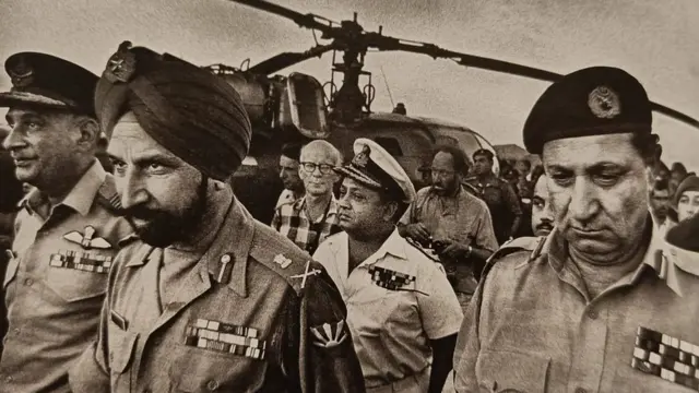 जनरल जगजीत सिंह अरोड़ा के साथ (बाएं से दूसरे) जनरल नियाज़ी (दाहिने)