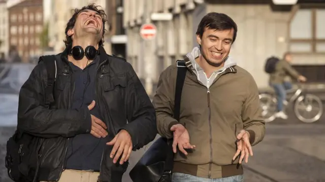 Чоловіки сміються