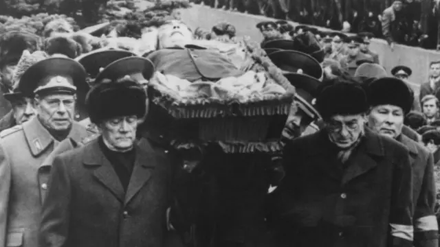 Гроб с телом Леонида Брежнева