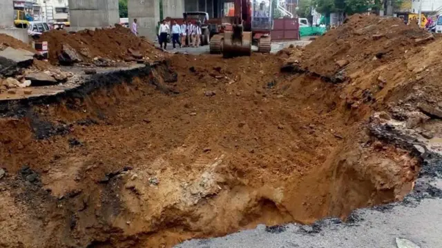 અમદાવાદ ખાતે તંત્ર દ્વારા રસ્તાની થઈ રહેલી કામગીરીની તસવીર