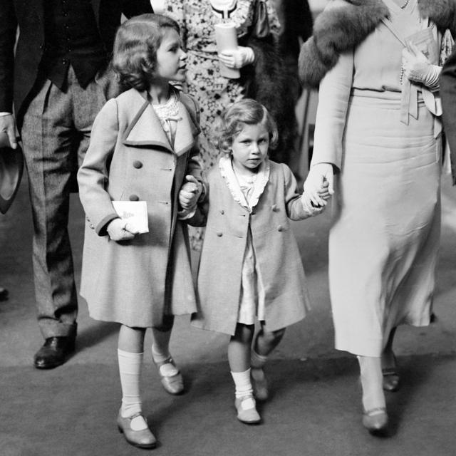 A duquesa de York (à direita) com a princesa Elizabeth e a princesa Margaret chegando ao Olympia para o International Horse Show